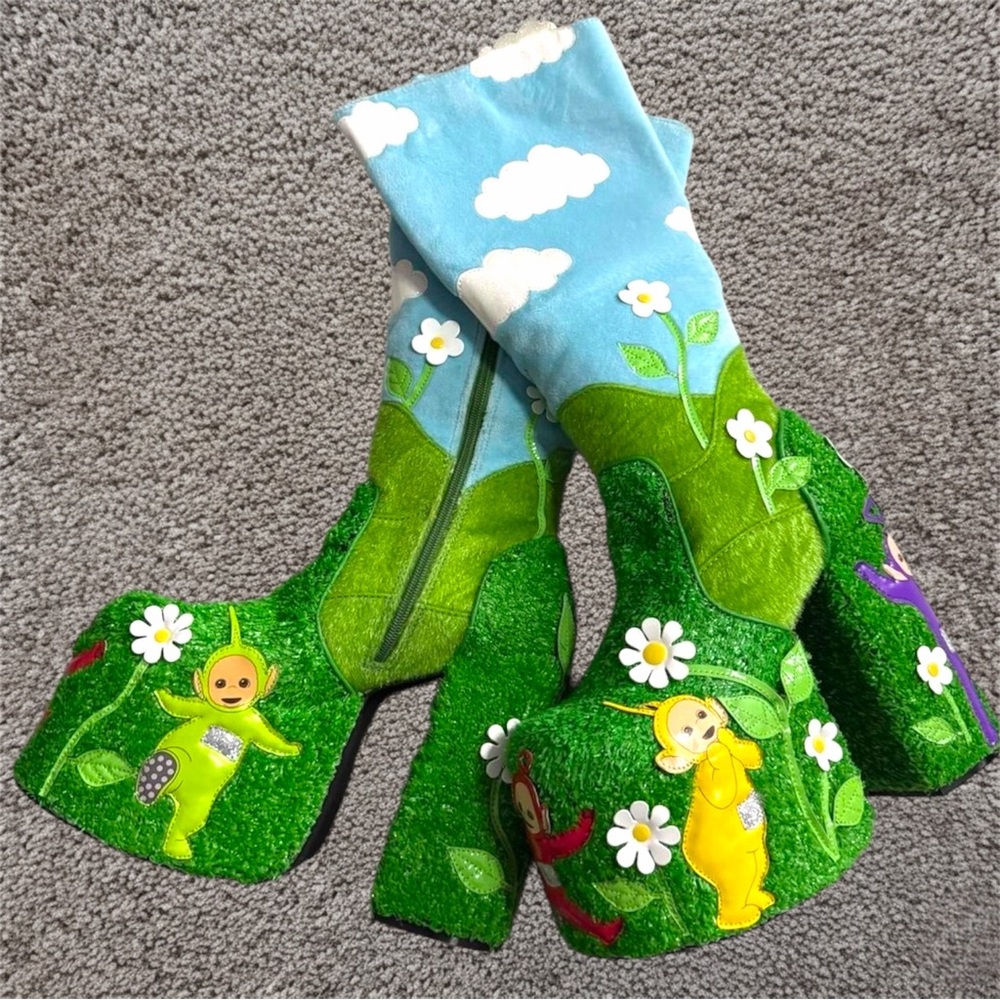 Kids Green Teletubby-Themed Plush Boots - Playful Green Design